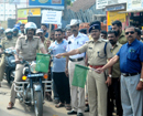 Bantwal: Mobile traffic police launch Road Safety Week; present roses to motorists